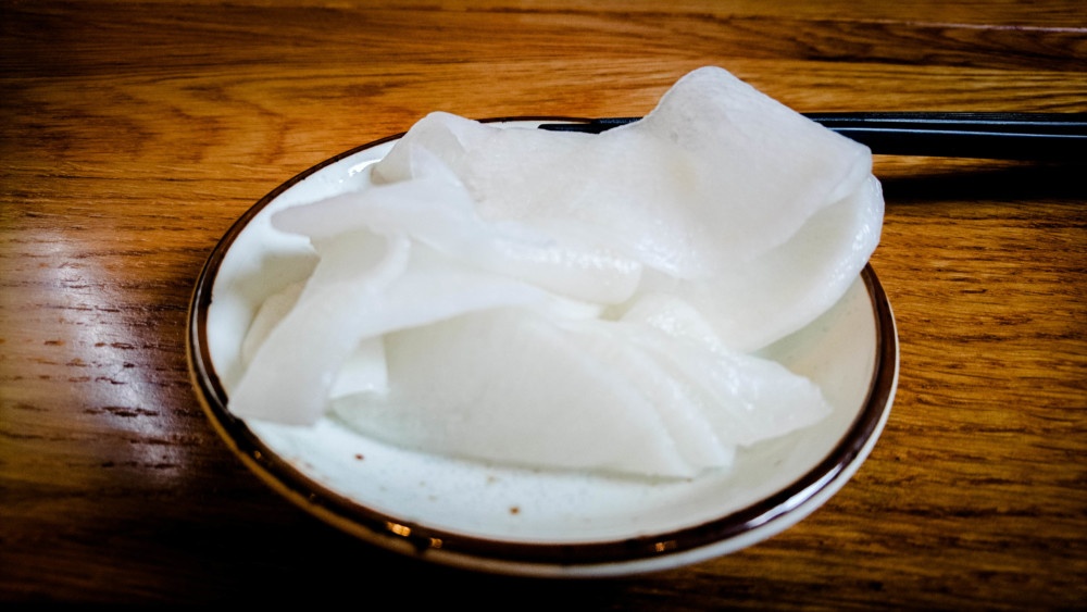 麺屋よしやすのつけあわせ漬物は「白い桜島大根」