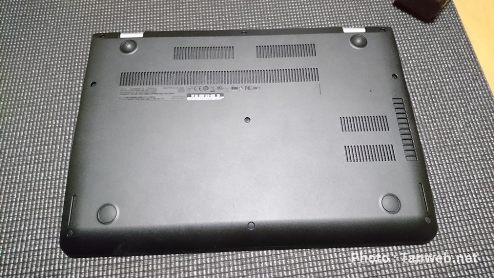 Lenovo ThinkPad 13 の背面