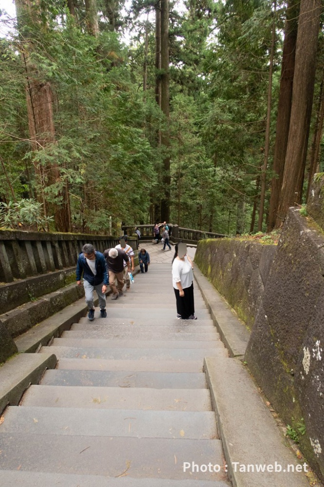 徳川家康墓所へ続く階段