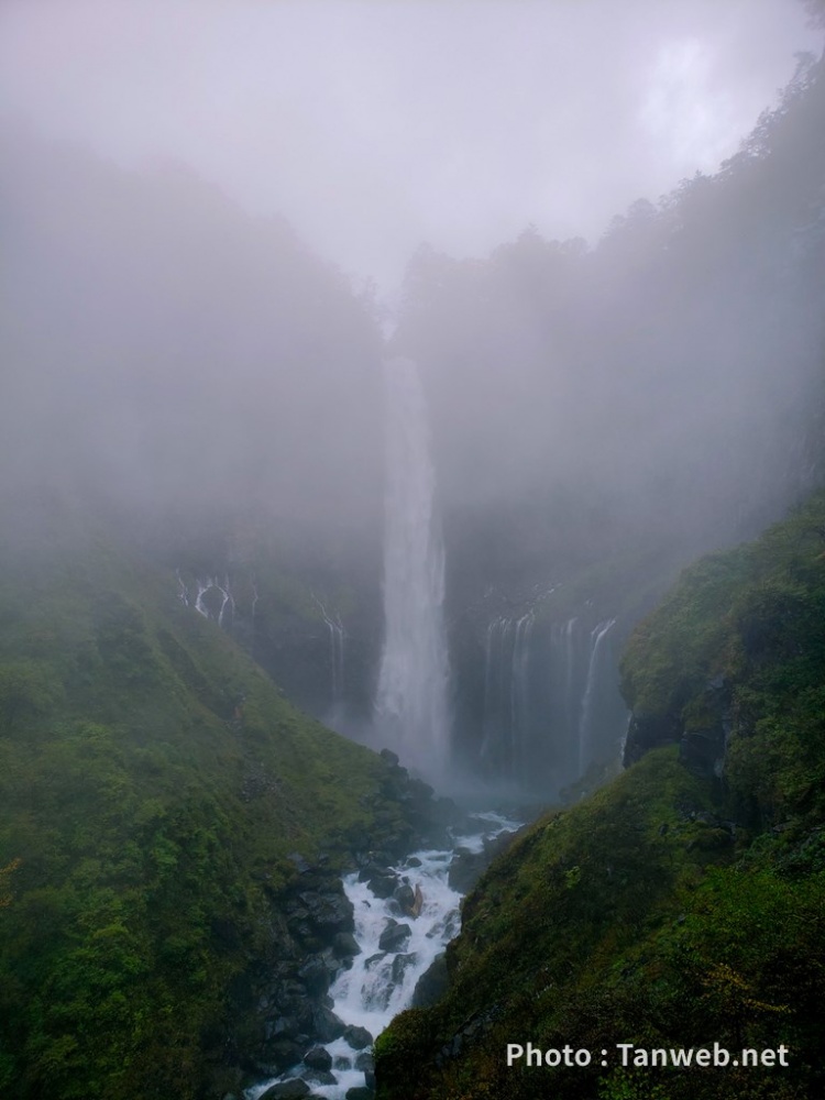 霧に浮かぶ華厳の滝
