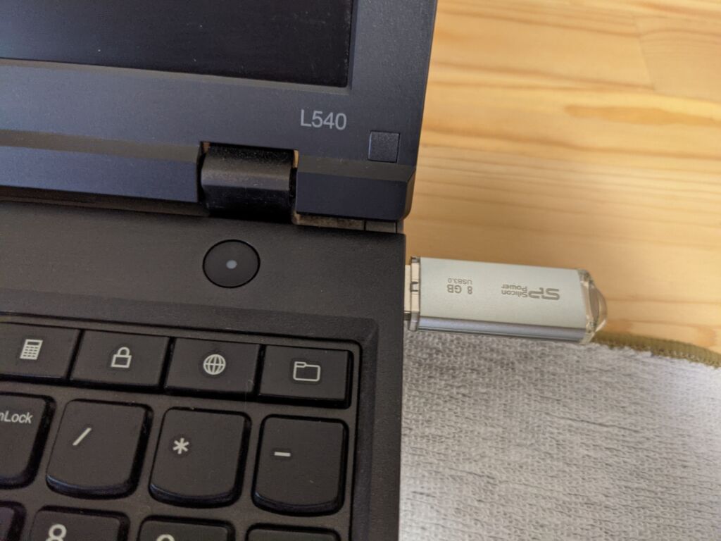 USB メモリから Windows 10 をインストールする手順01