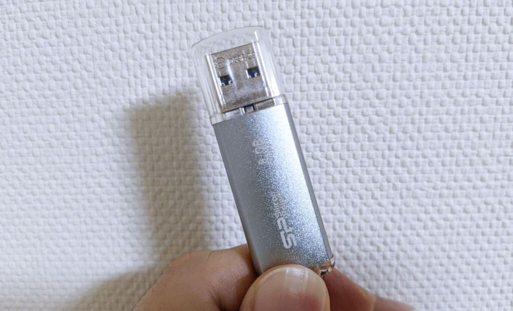 8GB 以上の空の USB メモリ