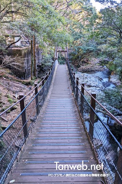 釜滝へ続く吊り橋