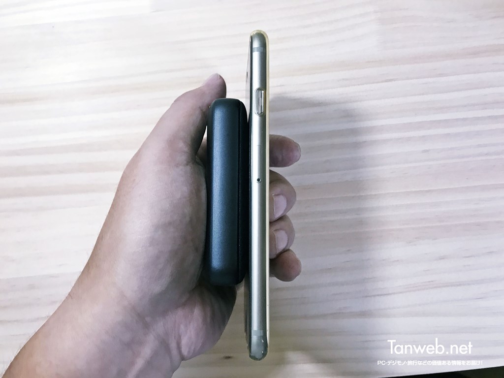 Anker PowerPort Atom III 45W Slim と iPhone SE で厚み比較