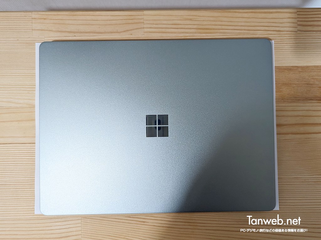 Surface Laptop Go 2 と A4 用紙との大きさ比較